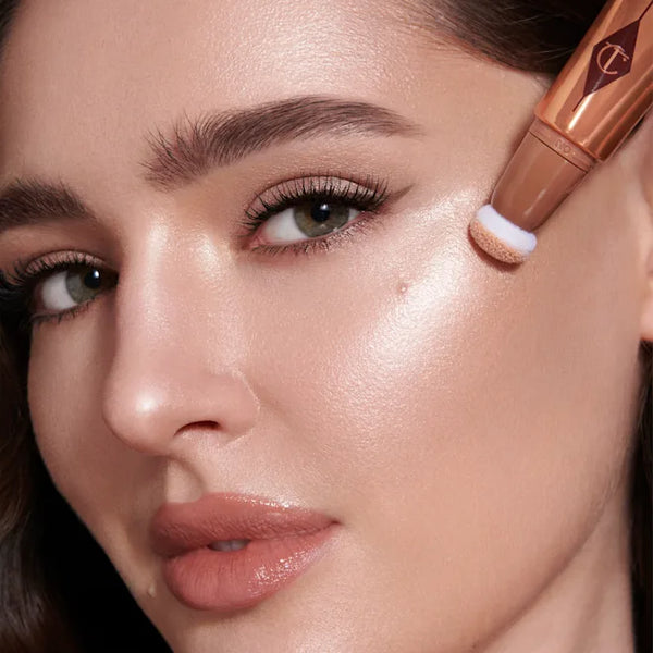 Charlotte Tibury BEAUTY LIGHT WAND
SPOTLIGHT
Il mio illuminante liquido dorato per un effetto HOLLYWOODIANO luminoso che farà perdere la testa!
